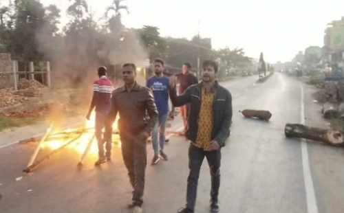 সিলেটে সড়কে গুঁড়ি ফেলে, আগুন জ্বালিয়ে অবরোধ, স্বেচ্ছাসেবক দলের নেতা আটক